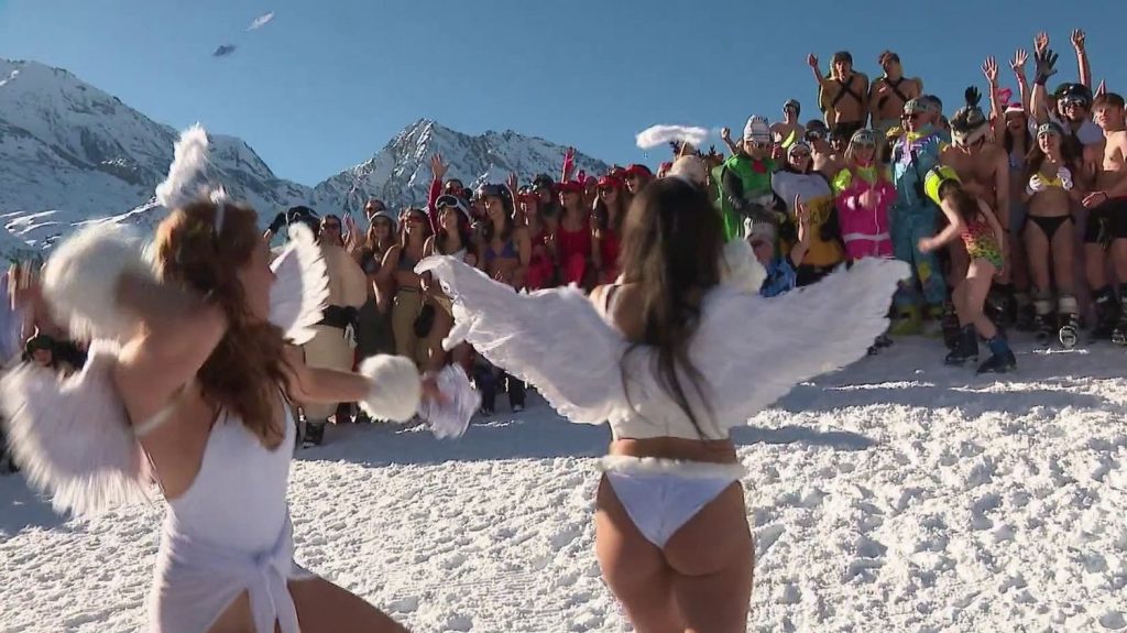 Savoie : à Sainte-Foy-Tarentaise, ils skient en slip de bain pour la bonne cause
Pour sa cinquième édition, la Chilly Run à Sainte-Foy-Tarentaise a rassemblé 450 personnes. Une course en maillot de bain et déguisements pour la bonne cause, les dons récoltés lors des inscriptions sont reversés à l'association Médecins sans frontières.