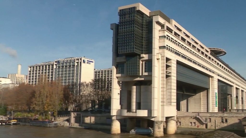 Suspension de la réforme des retraites : quel coût aurait le gel de l'âge de départ à 62 ans et six mois ?
Le Parti socialiste souhaite geler l'âge de départ de 64 ans prévu par la réforme des retraites, pour le ramener à 62 ans et six mois. Mais à quel prix ?
