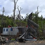 Mayotte : "La peur commence à gagner du terrain" à l'approche du cyclone Dikeledi, témoigne la présidente du Collectif des citoyens de Mayotte
Safina Soula appelle les Mahorais à suivre les consignes des autorités et se munir de "quelques bouteilles d'eau, de bougies, d'un téléphone et surtout la radio pour suivre l'évolution du phénomène". Une cellule interministérielle de crise s'est tenue samedi matin au ministère de l'Intérieur.