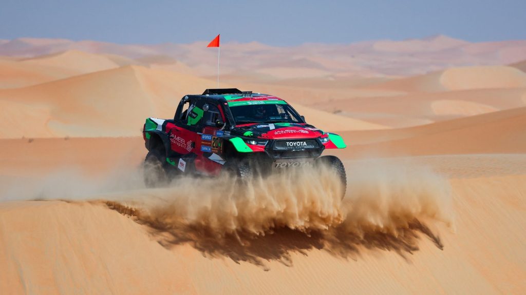 Dakar 2025 : Yazeed al-Rajhi repasse leader en auto à la veille de l'arrivée, Daniel Sanders promis au sacre en moto malgré le succès de Tosha Schareina
L'avant-dernière étape du rallye, autour de la ville de Shubaytah, a retourné la situation en auto, jeudi, à la veille de la fin de la course.