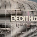Décathlon : pour défier les plus grands, le groupe français multiplie les contrats avec des stars
Décathlon est l’une des enseignes les plus populaires en France. Elle compte 1700 magasins, un chiffre d’affaires en hausse avec un modèle économique qui repose sur le sport pour tous. Mais, elle a aussi besoin d’égéries pour séduire, avec cette semaine un nouveau visage, celui du footballeur Antoine Griezmann.