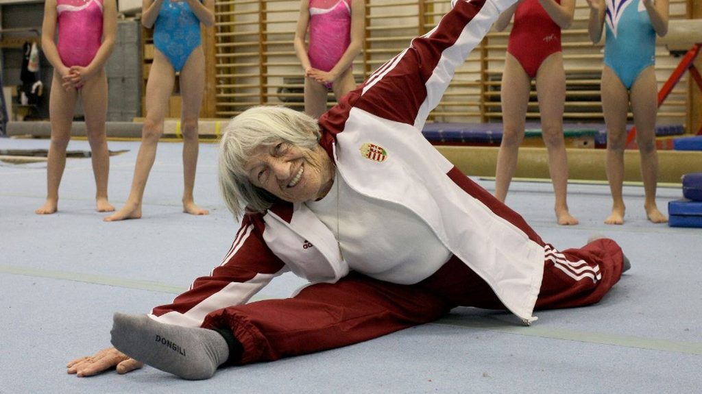La doyenne mondiale des championnes olympiques, Agnes Keleti, est morte à l'âge de 103 ans
Quintuple médaillée d'or olympique au parcours exceptionnel, cette infatigable sportive née le 9 janvier 1921 avait fui la Hongrie en 1944.