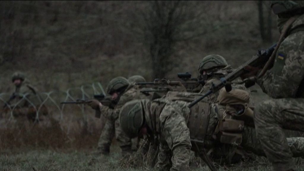 L'Ukraine face à une vague de désertions
En Ukraine, les désertions de soldats sur le front Est se multiplient. L’usure après trois années de guerre, le manque de moyens et d’effectifs expliquent pourquoi de plus en plus d’hommes choisissent de ne plus se battre.