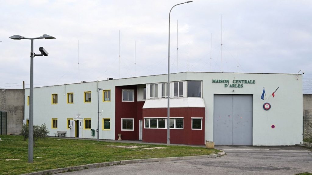 Prise d'otages à la prison d'Arles : le détenu s'est rendu, les cinq membres du personnel libérés
Le détenu a retenu vendredi quatre membres du personnel médical de la prison, ainsi qu'un surveillant, pendant cinq heures.