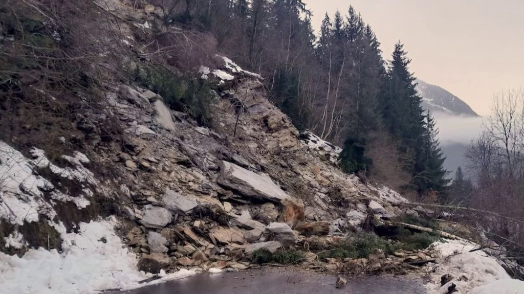 Savoie : une route départementale coupée en deux par 2 000 mètres cubes de roches
Un éboulement d'ampleur a eu lieu sur l'axe départemental entre Champagny-en-Vanoise (Savoie) et Pralognan, jeudi 9 janvier. Les habitants du secteur prennent leur mal en patience, alors que les travaux de déblaiement pourraient durer plusieurs semaines.