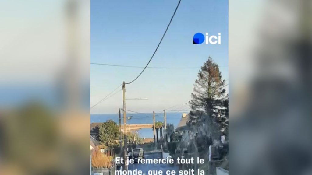 En Bretagne, Enedis retire finalement le poteau électrique qui obstruait la vue sur mer d'une habitante
Catherine, habitante de Binic, a retrouvé sa vue sur mer. Enedis a retiré vendredi le poteau électrique qui obstruait la vue de son salon.