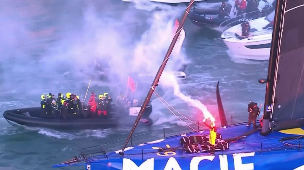 Vendée Globe 2024 : Charlie Dalin triomphe et pulvérise le record
Charlie Dalin a réalisé un authentique exploit sur le Vendée Globe 2024. Il a remporté la mythique course en solitaire à la voile en battant le record de l’épreuve.
