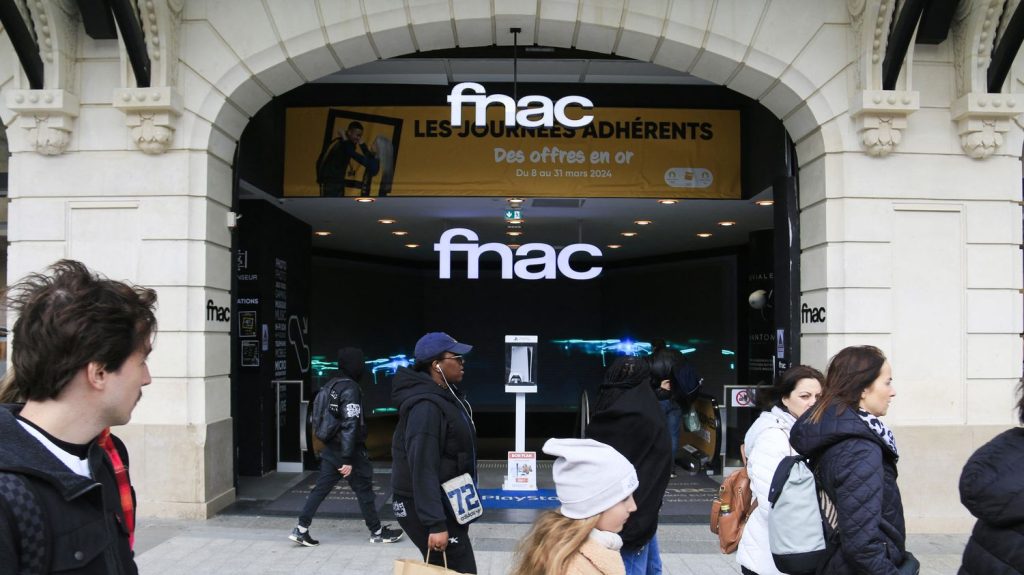 La Fnac des Champs-Elysées ferme définitivement, une semaine plus tôt qu'annoncé
Le magasin, qui comptait écouler ses stocks du 3 janvier jusqu'à sa fermeture définitive le 12 janvier, avait ouvert ses portes vendredi pendant un peu plus d'une heure, avant de faire ressortir les clients et de refermer sa grille.