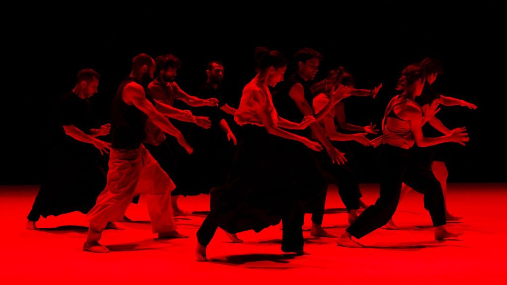 La tendre colère des frères Ben Aïm ouvre le festival de danses urbaines de Suresnes
Dix danseurs se déploient sur la scène du festival Suresnes Cités Danse dans cette création consacrée aux moments suspendus où l'être humain a le sentiment de sortir de lui-même.