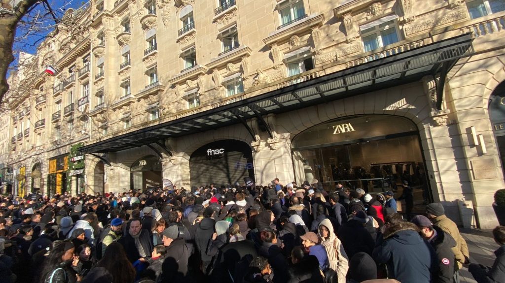 Paris : à peine ouverte pour sa braderie, la Fnac des Champs-Elysées ferme ses portes à cause de l'affluence
Un mouvement de foule à l'ouverture du magasin, vendredi, à Paris, a poussé la direction à baisser le rideau jusqu'à nouvel ordre.