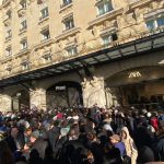 Paris : à peine ouverte pour sa braderie, la Fnac des Champs-Elysées ferme ses portes à cause de l'affluence
Un mouvement de foule à l'ouverture du magasin, vendredi, à Paris, a poussé la direction à baisser le rideau jusqu'à nouvel ordre.