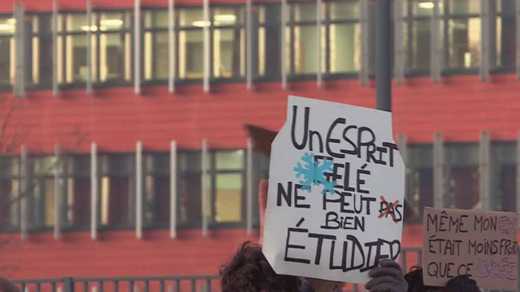 Somme : à Amiens, des lycéens protestent contre le froid dans leur établissement
Le froid suscite la colère des lycéens d'Amiens. Il fait en ce moment moins de 10 °C dans certaines salles de classe. Plusieurs établissements de la ville sont concernés, en raison de la vétusté du réseau de chauffage.