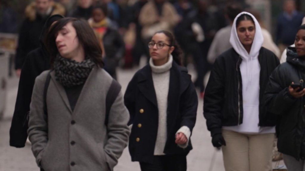 Emploi : quand la Gen Z bouscule le monde du travail
Ils ont entre 14 et 29 ans et représentent celle qu'on appelle la "Génération Z". Les "zoomers", par opposition à leurs aînés boomers, sont-ils en train de révolutionner le monde du travail ? Ils ont vu leurs parents donner beaucoup, souvent, à leur emploi. Eux revendiquent un meilleur équilibre entre vie privée et vie professionnelle.