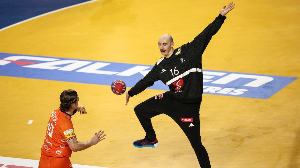 Mondial de handball 2025 : Charles Bolzinger, le gardien d'avenir des Bleus qui peut déjà marquer le présent
L’équipe de France, déjà qualifiée pour les quarts de finale du championnat du monde, affronte la Macédoine du Nord, samedi, pour son dernier match de tour principal.