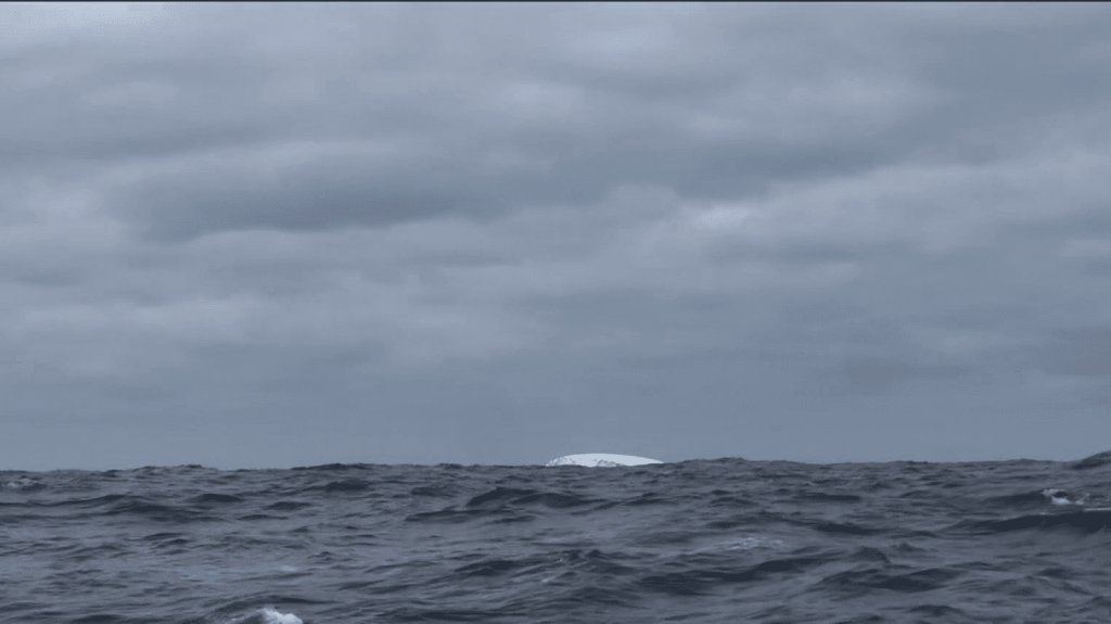 Vendée Globe : un iceberg "gros comme un cargo" fait peur aux concurrents
Alors que le Vendée Globe se poursuit, plusieurs navigateurs ont filmé ce jeudi 2 janvier un événement aussi inattendu qu’effrayant : la présence d’un immense iceberg sur leur route.