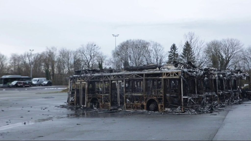 Territoire de Belfort : des bus à hydrogène prennent feu sur un parking
Sept bus à hydrogène se sont enflammés en pleine nuit, jeudi 2 janvier 2025 à Danjoutin (Territoire de Belfort). Le feu a été maîtrisé et tout danger d'explosion est désormais écarté.
