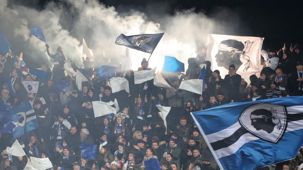 Racisme dans le football : l'OGC Nice et ses joueurs dénoncent des insultes racistes à Bastia, le club corse dément
De nombreux propos racistes ont été tenus au stade de Furiani à l'encontre des joueurs niçois, d'après l'OGC Nice. Le SC Bastia dénonce des accusations graves qui "ternissent injustement l’image" du club corse.