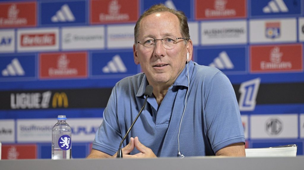 Football : l'interdiction de recrutement de l'Olympique lyonnais confirmée par la Fédération française de football
La FFF a maintenu vendredi à l'encontre de Lyon, l'interdiction de recruter et l'encadrement de sa masse salariale après une nouvelle audition de l'OL.