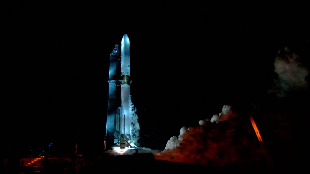 Espace : Jeff Bezos veut rattraper Elon Musk avec un nouveau lanceur spatial lourd
Aux États-Unis, l’aventure spatiale se poursuit sur fond de concurrence entre entrepreneurs milliardaires. Alors que la méga fusée Starship réutilisable d'Elon Musk poursuit ses tests, Jeff Bezos présente une super fusée pour la concurrencer, "New Glenn".