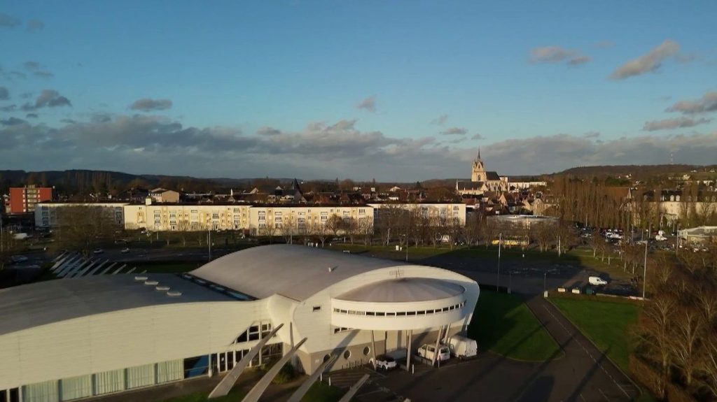 Sarthe : la recette d'une commune parvenue à rembourser la moitié de sa dette de 15 millions d'euros en 7 ans
La petite ville de la Ferté-Bernard, dans la Sarthe, est parvenue à réduire de moitié sa dette de 15 millions d'euros en se serrant la ceinture pendant sept ans. Les élus ont notamment accepté de réduire leurs indemnités.