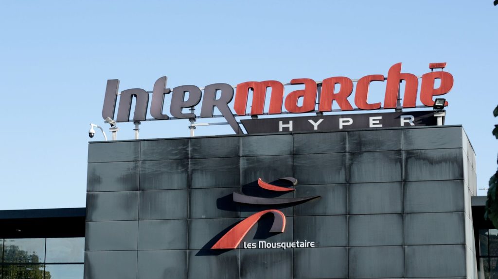Grande distribution : le groupement Les Mousquetaires/Intermarché va "recruter 6 à 7 000 personnes" en 2025
"80% des recrutements sont des CDI", précise Thierry Cotillard, le président du groupement qui entend remettre de l'humain dans les magasins, comme "des hôtesses de caisse, des bouchers traditionnels..."