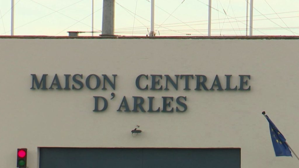 Prise d’otage à la prison d’Arles : les membres du personnel ont tous été libérés
Après avoir été pris en otage par un détenu, vendredi 3 janvier, cinq membres du personnel de la prison d'Arles (Bouches-du-Rhône) ont finalement été libérés au bout de cinq heures. L’enquête a été confiée à la brigade de répression du banditisme à Marseille.