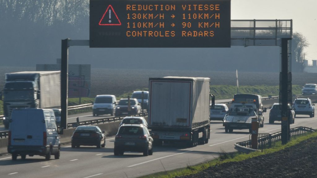 Pollution aux particules fines : la vitesse réduite de 20 km/h dans le Nord, le Pas-de-Calais et l'Oise
La préfecture abaisse les limitations de vitesse dans trois départements. Il est aussi interdit, notamment, de brûler des déchets verts et d'utiliser des chauffages au bois.