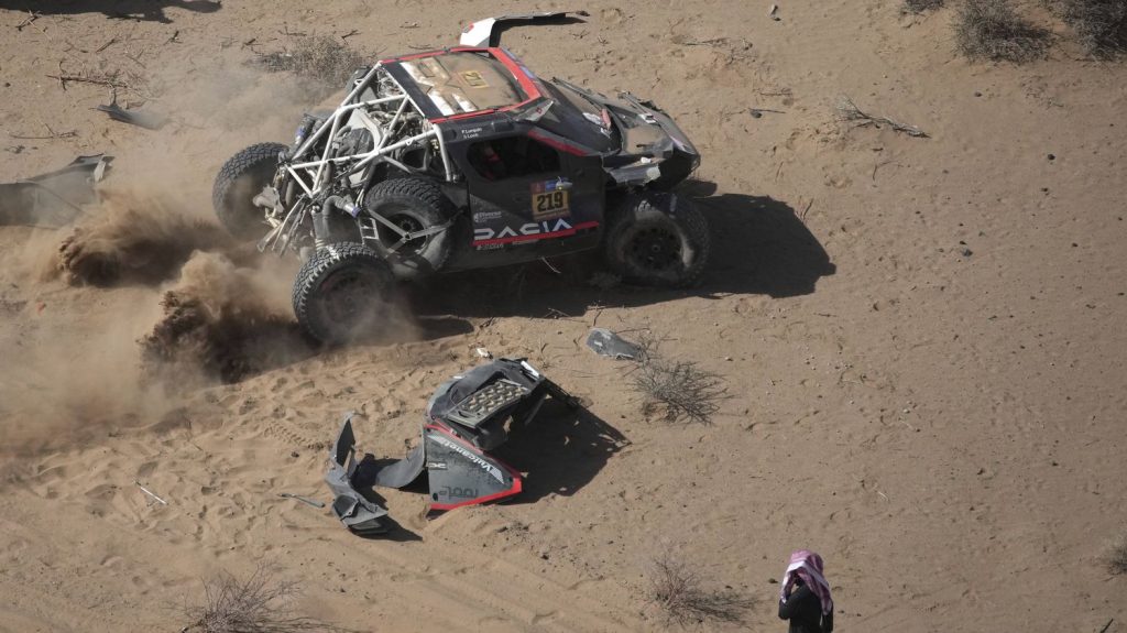 Dakar 2025 : "C'est dur à avaler", regrette Sébastien Loeb, contraint à l'abandon par les organisateurs
Toujours en quête de sa première victoire sur le rallye-raid, le nonuple champion du monde WRC a dû abandonner pour la troisième fois en neuf participations, mardi.