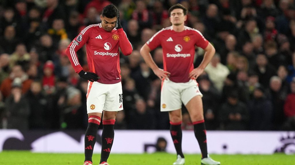 Premier League : d'un grand d'Europe à un candidat au maintien, Manchester United, monument en péril
Les Red Devils pointent en quatorzième position au classement du championnat anglais avant d'affronter dimanche Liverpool, leader et meilleure équipe d’Europe ces dernières semaines.