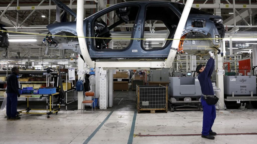 Ventes en baisse, plans sociaux, secteur électrique à la peine… On vous explique pourquoi le marché de l'automobile en France fait grise mine
Les ventes de voitures neuves ont reculé de 3,2% par rapport à 2023. Pour les spécialistes interrogés, l'industrie automobile se trouve "à la croisée des chemins".