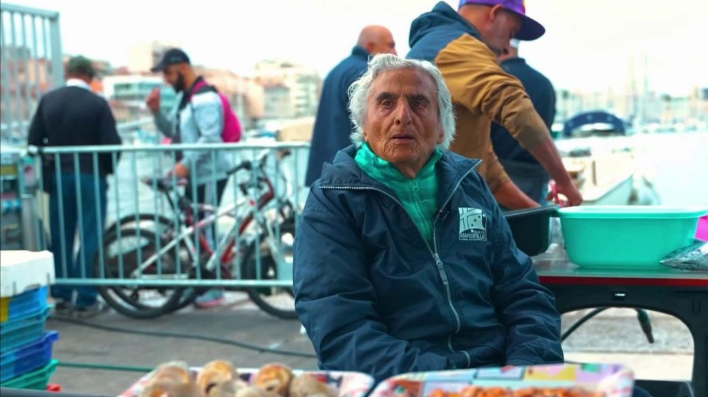 Marseille : "Nana", la doyenne des poissonniers de la ville, s'est éteinte à 95 ans
Elle vendait son poisson sous l'œil bienveillant de la Bonne Mère : "Nana", la plus ancienne poissonnière de Marseille, s'est éteinte à 95 ans. Sa gouaille et son accent ont marqué plusieurs générations de Marseillais.
