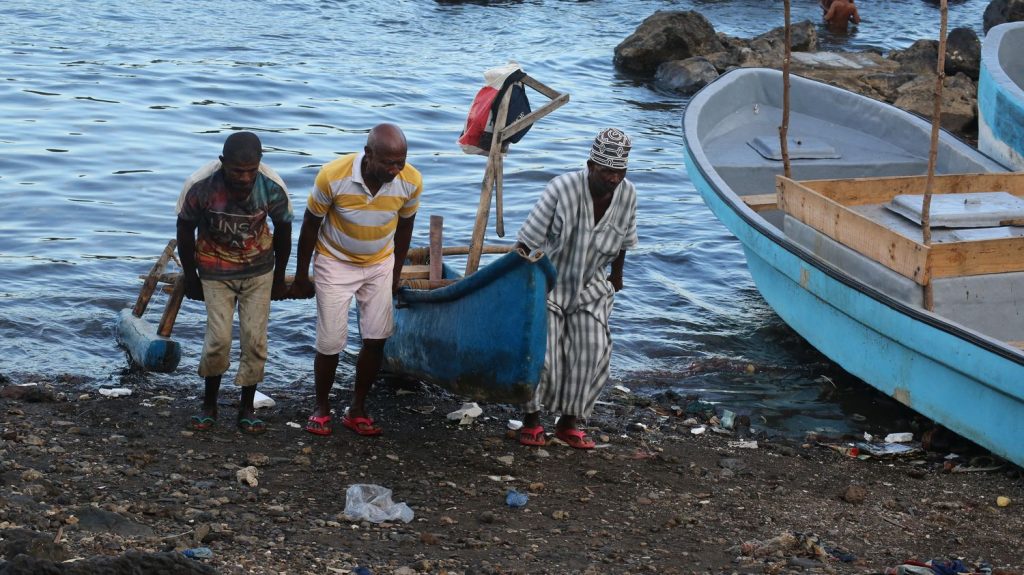 Mayotte : aux Comores, le cyclone et les dégâts n'ont pas dissuadé les migrants
Le cyclone Chido qui a frappé Mayotte le 14 décembre met aussi en lumière la problématique de l'immigration illégale. Les migrants illégaux qui arrivent dans le département français proviennent essentiellement des Comores où les autorités tentent de dissuader les départs.