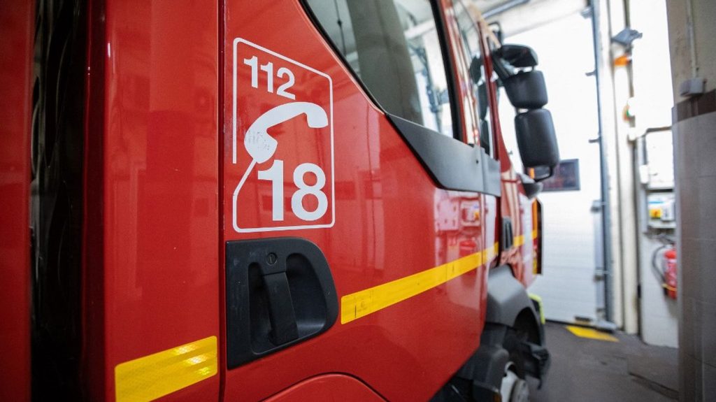 Bouches-du-Rhône : deux enfants et leur mère dans un état grave après un incendie à Miramas, la piste criminelle privilégiée
Une cinquantaine de pompiers ont été mobilisés sur cet incendie. Le pronostic vital de trois des victimes est toujours engagé.