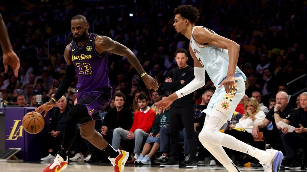 Basket : nouveaux formats, streaming et réseaux sociaux... Comment la NBA se réinvente pour contrer une baisse d'audience TV
La ligue de basket américaine, qui pose ses valises à Paris pour deux matchs cette semaine, a subi des pertes d'audience à la télévision, mais continue d'être hyper attractive, notamment sur les réseaux sociaux.
