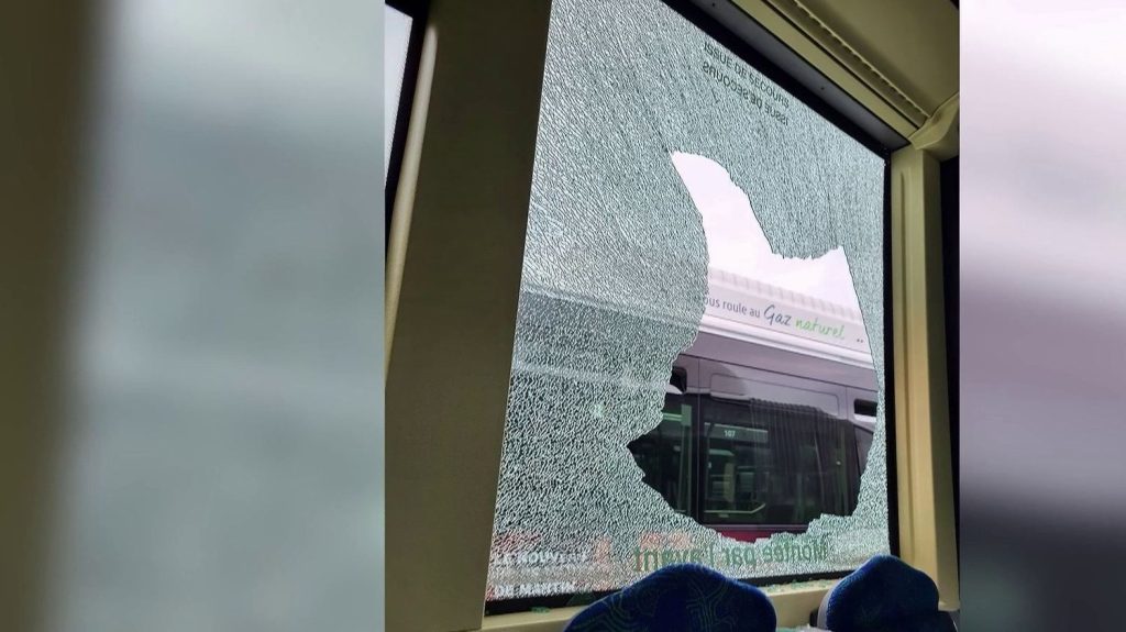 Nantes : violences, vols, incivilités... Les usagers des transports en commun sont à bout
Dans les transports nantais, le sentiment d'insécurité est à son comble. De nombreux passagers craignent de se faire agresser, alors que les interpellations et saisies d'objets dangereux se multiplient.