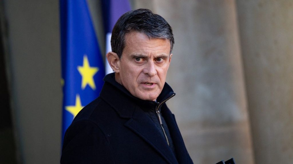 Un nouveau recensement va être mené à Mayotte "avec l'Insee et les maires", annonce Manuel Valls
Le ministre des Outre-mer pense que l'estimation officielle de la population de l'archipel, 321 000 habitants, sous-estime l'immigration illégale, même si l'Insee assure la prendre en compte.