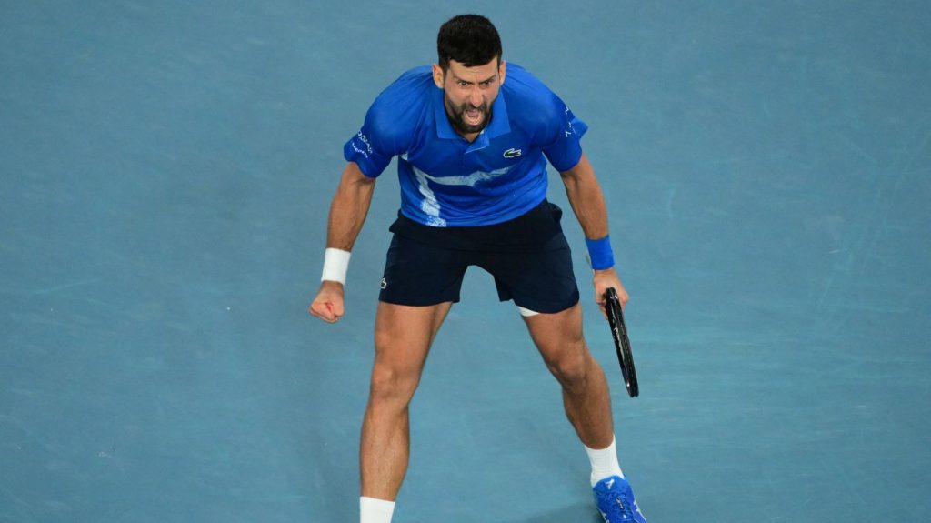 Open d'Australie : Novak Djokovic renverse Carlos Alcaraz dans le choc des quarts et rejoint le dernier carré à Melbourne pour la 12e fois
Vainqueur de ce duel, Novak Djokovic affrontera en demi-finale Alexander Zverev, tombeur de Tommy Paul un peu plus tôt dans la journée, mardi.