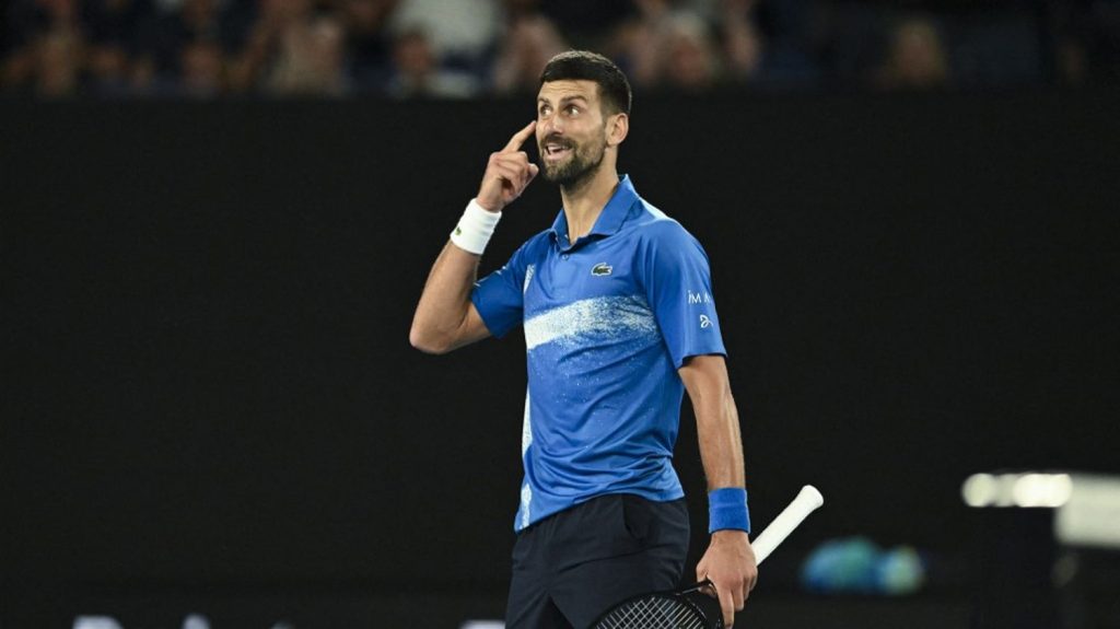Open d'Australie : "Je laisse Channel 9 gérer la situation", pourquoi Novak Djokovic refuse-t-il désormais l'interview post-match sur le court ?
Après sa victoire en huitième de finale face à Jiri Lehecka, samedi, Novak Djokovic a refusé de répondre aux questions de Jim Courier dans la traditionnelle interview sur le court après la rencontre.