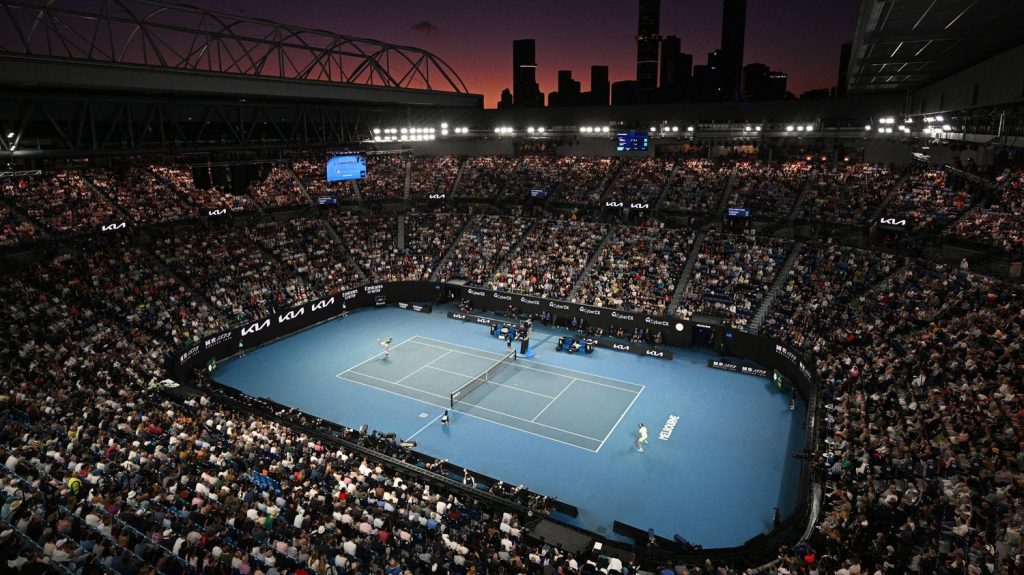 Open d'Australie 2025 : d'un Grand Chelem isolé à un Majeur reconnu... Pourquoi le tournoi australien a eu du mal à conquérir le cœur du circuit
Si aujourd'hui l'Open d'Australie n'a rien à envier aux trois autres Grands Chelems, il n'a pas toujours été leur égal et a même bien failli disparaître.