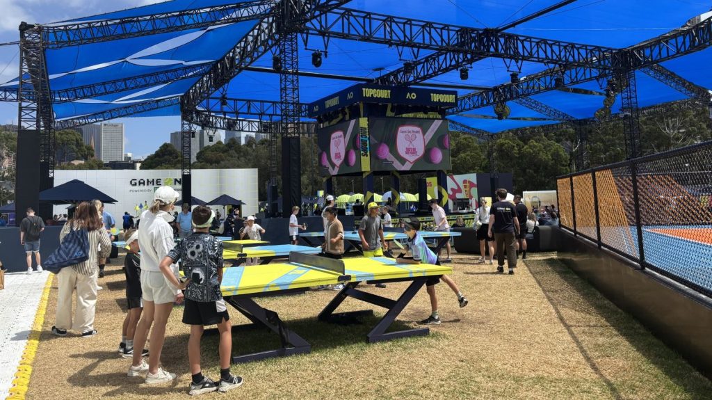 Entre concours de sosie et démonstrations de voltige, quand l'Open d'Australie devient un parc d'attractions pour attirer son public
Le Majeur australien se différencie des autres Grands Chelems sur le plan économique. Avec moins de droits TV et d'hospitalités, il a dû rechercher d'autres sources de revenus.