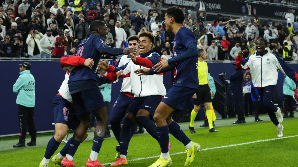 PSG-Monaco : Dembélé délivre les Parisiens dans le temps additionnel... Revivez le Trophée des champions
Il a fallu attendre le temps additionnel et un but d'Ousmane Dembélé pour voir les Parisiens prendre le meilleur sur les Monégasques, qui s'affrontaient à Doha (Qatar), dimanche.