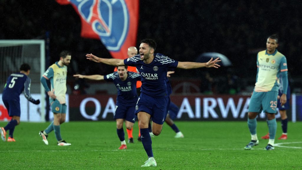 Ligue des champions : le PSG renverse Manchester City et se remet sur les rails de la qualification
Piqués au vif par deux buts contre le cours du jeu de leurs adversaires au retour des vestiaires, les joueurs du PSG ont trouvé les ressources pour finalement s'imposer (4-2).