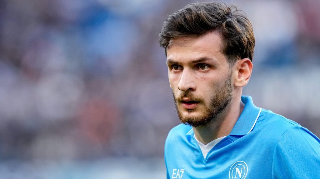 Le Géorgien Khvicha Kvaratskhelia va signer un contrat de quatre saisons et demie avec le PSG
Le club de Naples a finalement accepté de lâcher son attaquant, qui avait déjà exprimé sa volonté de partir.