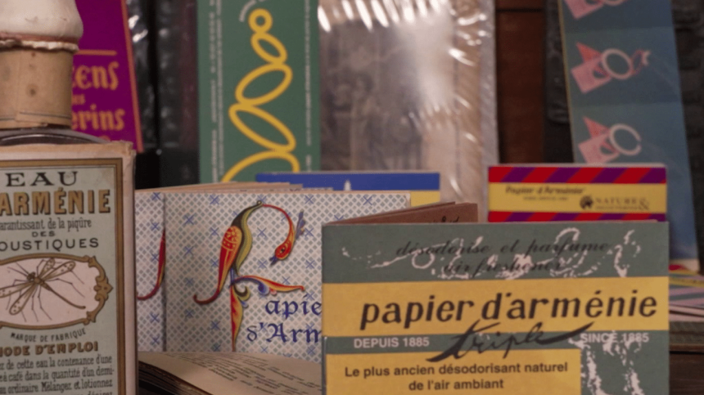 Papier d’Arménie : l’indémodable parfum de la tradition
Le papier d’Arménie est l’un des papiers parfumés les plus célèbres. Il se présente dans son carnet de 36 lamelles prédécoupées. Il est produit depuis toujours à Montrouge (Hauts-de-Seine).