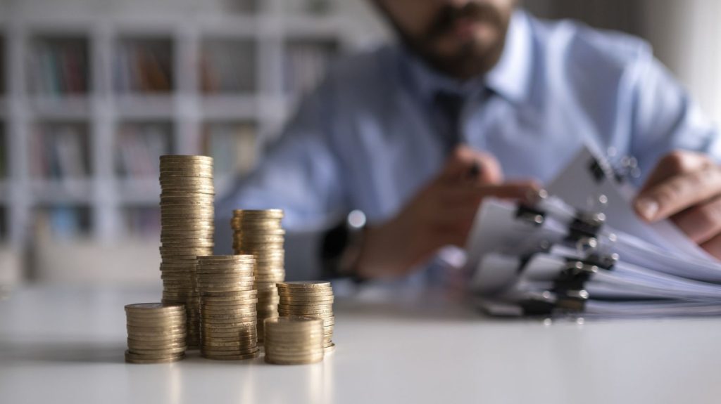 Pouvoir d’achat : le partage des bénéfices avec les salariés s’élargit aux petites entreprises
Les entreprises de moins de cinquante salariés doivent désormais, comme les grandes sociétés, partager les profits avec leurs salariés. La nouvelle règle entrée en vigueur mardi 1er janvier s’appelle le "partage de la valeur".