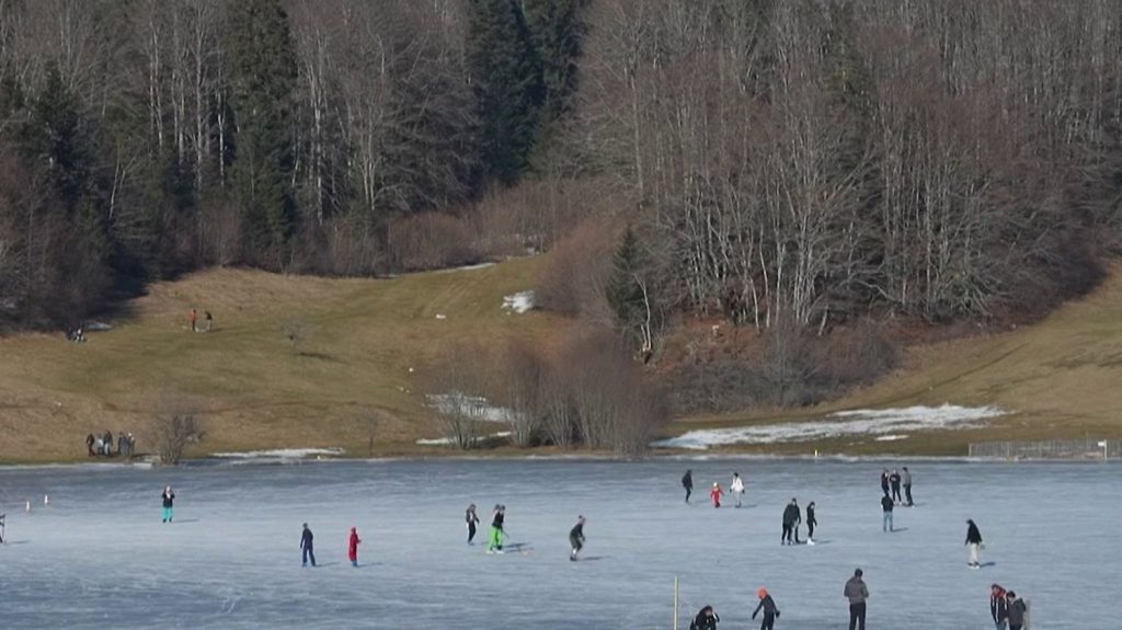 Ain : le lac Genin devient une patinoire naturelle
Dans le massif du Jura, le lac Genin attire les patineurs confirmés et amateurs. Aussi appelé petit Canada, il dispose de 13 centimètres de glace.