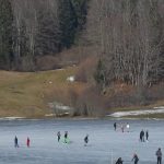 Ain : le lac Genin devient une patinoire naturelle
Dans le massif du Jura, le lac Genin attire les patineurs confirmés et amateurs. Aussi appelé petit Canada, il dispose de 13 centimètres de glace.
