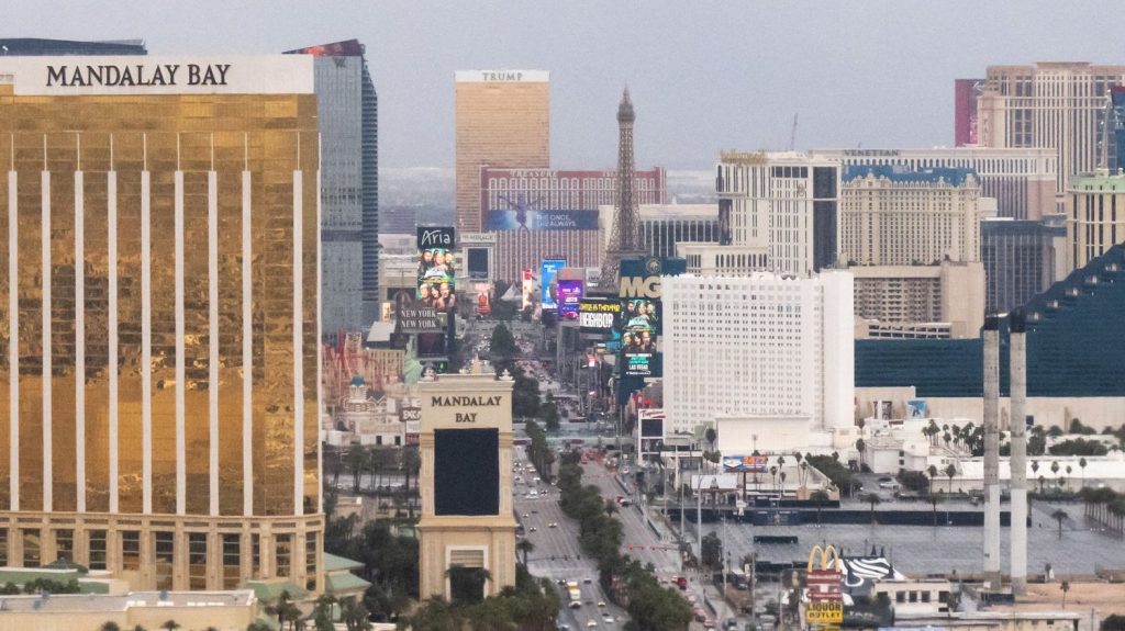 Type de chambre, température, repas... à Las Vegas un hôtel propose de personnaliser son séjour grâce à l'IA
Au printemps 2025, va ouvrir à Las Vegas le premier hôtel au monde où chaque client pourra adapter sa chambre et ses prestations selon ses envies avec l’intelligence artificielle. C’est en tout cas comme cela qu’est présenté Otonomus.