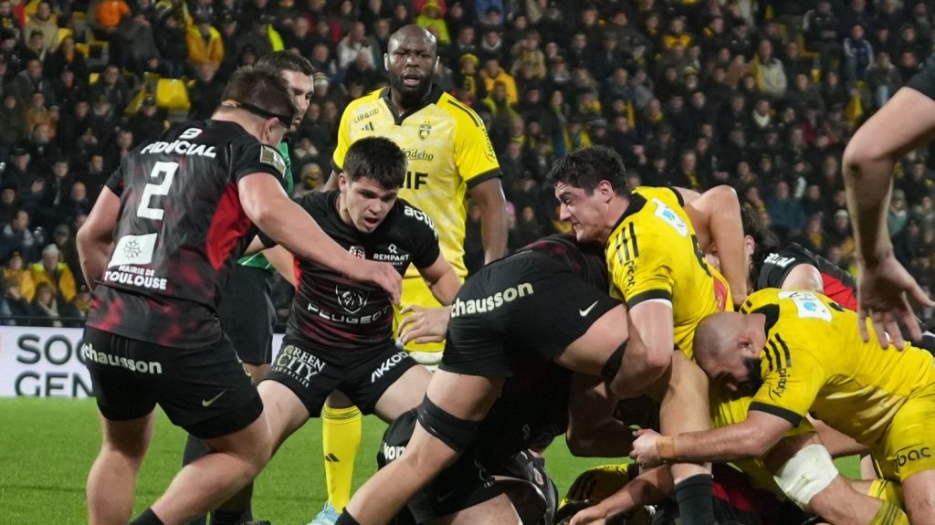 La Rochelle-Toulouse : "La seule décision à prendre, c’était carton rouge", juge un ex-arbitre du Top 14 après le plaquage subi par Simon Daroque
Le Rochelais Silatolu Latu sur le Toulousain Simon Daroque n'a été sanctionné que par un carton jaune, samedi soir, suscitant une polémique autour de la protection des joueurs.