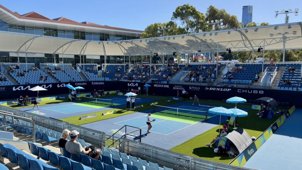 Open d'Australie : "Il va se répandre comme un raz-de-marée"... Pour la première fois, le pickleball prend place au sein d'un Grand Chelem
"L'Australian Open Pickleball Slam" est organisé à Melbourne Park, dans l'enceinte de l'Open d'Australie, sur les trois derniers jours du Majeur. Parmi les 24 joueurs engagés, deux Français ont été invités.